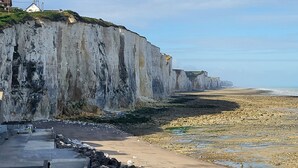 A coastal landscape with cliffs and a beach. - Le rivage d'hélène - Apartment Sea view - 2 pers - 1 bedroom - All comfort (Ault)