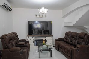 Deluxe Tek Büyük veya İki Ayrı Yataklı Oda, Bahçe Manzaralı | Oturma alanı