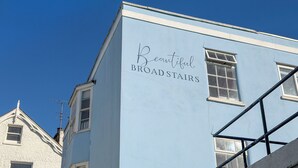 Een gebouw met het bord 'Beautiful BROAD STAIRS' op de gevel.