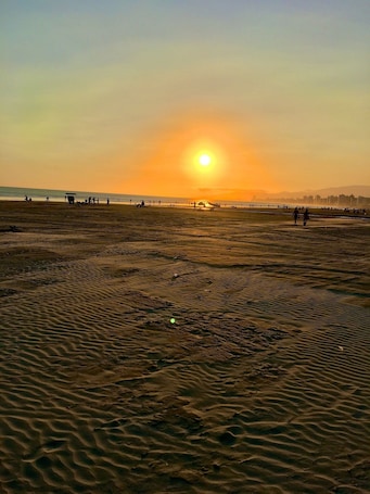 Una playa cerca, arena blanca. Pé na Areia Praia da Guilhermina II