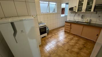Departamento | Cocina privada | Utensilios de cocina, artículos de limpieza y comedor