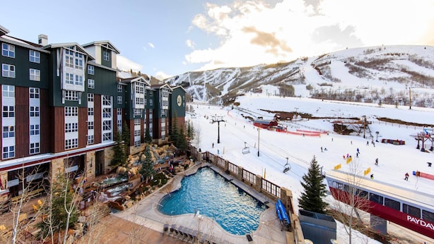 Un hôtel doté d'une piscine, de pistes de ski et offrant une vue imprenable sur les montagnes.