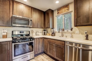 Frigorífico, microondas, horno y placa de cocina