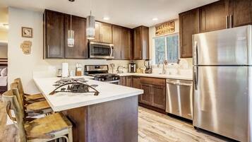 雪櫃、微波爐、焗爐、爐具