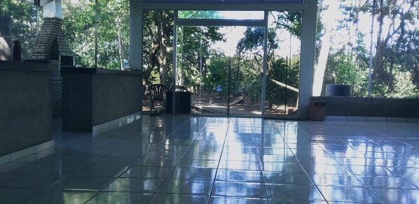 Living area - Rancho 5 corações pesqueiro  (Santo Antonio do Leverger)