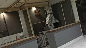 Een ruim, modern interieur met een hoge plafond en een betegelde vloer.