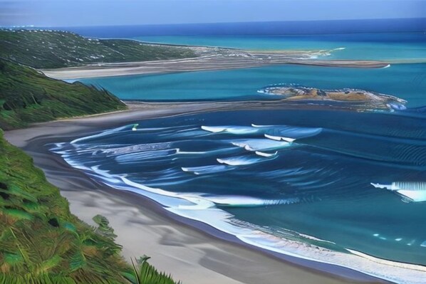 Un paisaje costero con una playa, olas y una costa distante.