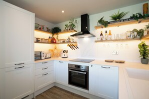 Ferienhaus | Eigene Küche | Kühlschrank, Mikrowelle, Ofen, Herdplatte