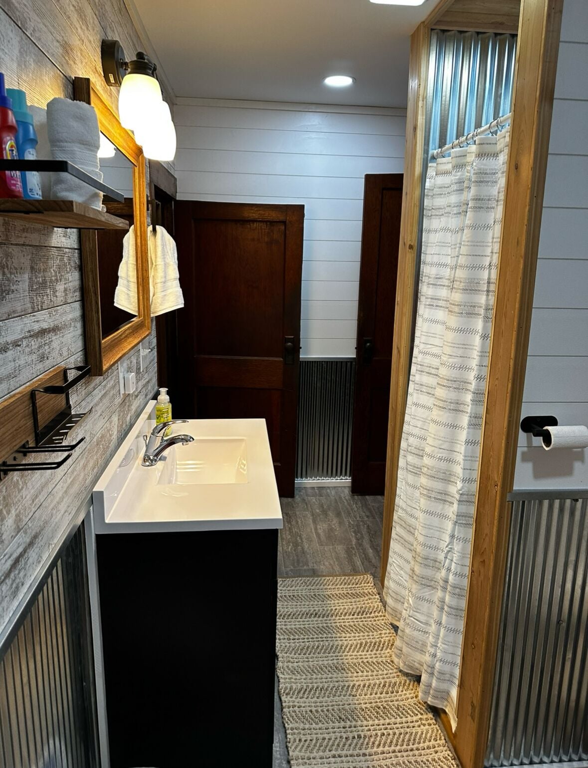 Een douche, een haardroger, handdoeken, zeep