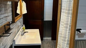 Een douche, een haardroger, handdoeken, zeep