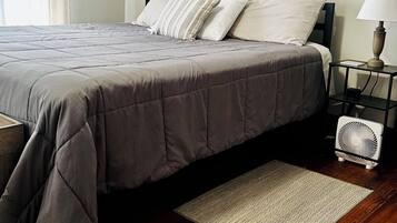 3 slaapkamers, een bureau, een strijkplank/strijkijzer, reisbedje