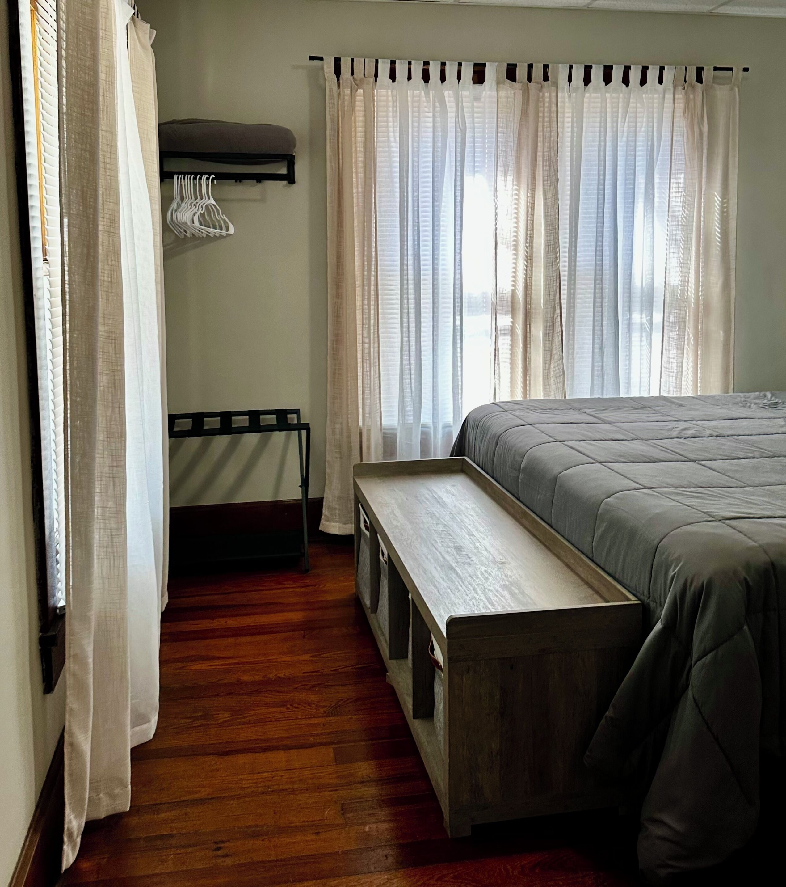 3 soverom, skrivebord, strykejern/-brett og reiseseng for barn