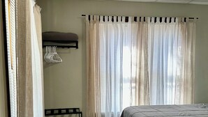 3 Schlafzimmer, Schreibtisch, Bügeleisen/Bügelbrett, Reisekinderbett