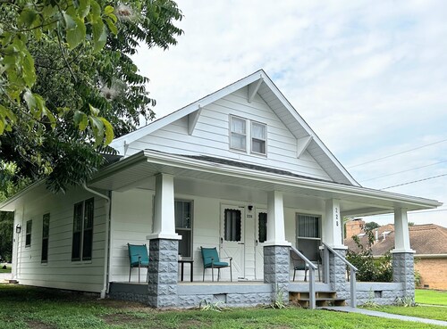THE GETAWAY-Charming 3 Bdrm 2 Bath, Sleeps 8-10 Lg Drive, WiFi, Tankless Water