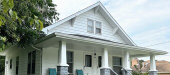 THE GETAWAY-Charming 3 Bdrm 2 Bath, Sleeps 8-10 Lg Drive, WiFi, Tankless Water