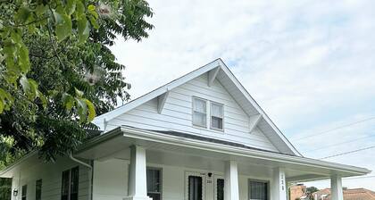 THE GETAWAY-Charming 3 Bdrm 2 Bath, Sleeps 8-10 Lg Drive, WiFi, Tankless Water