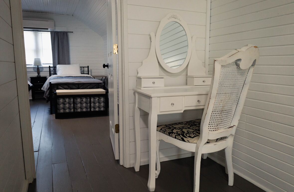 3 chambres, bureau, fer et planche à repasser, lit de bébé portatif