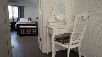 3 chambres, bureau, fer et planche à repasser, lit de bébé portatif