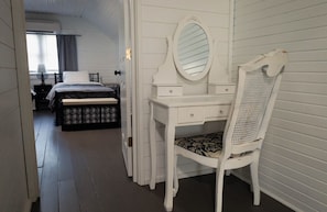 3 makuuhuonetta, työpöytä, silitysrauta/-lauta, vauvan matkasänky