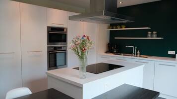 Een koelkast, een microgolfoven, een oven, een kookplaat