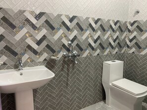 Douche, douche à « effet pluie », serviettes fournies, savon