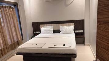 Habitación doble Deluxe, vista a la ciudad | Insonorización, wifi gratis y ropa de cama