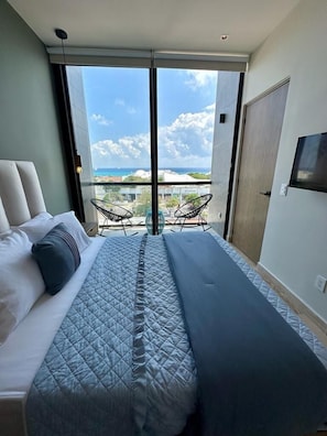 Deluxe Apartment, Balcony, Ocean View | Dihias secara berasingan, ruang kerja komputer riba 