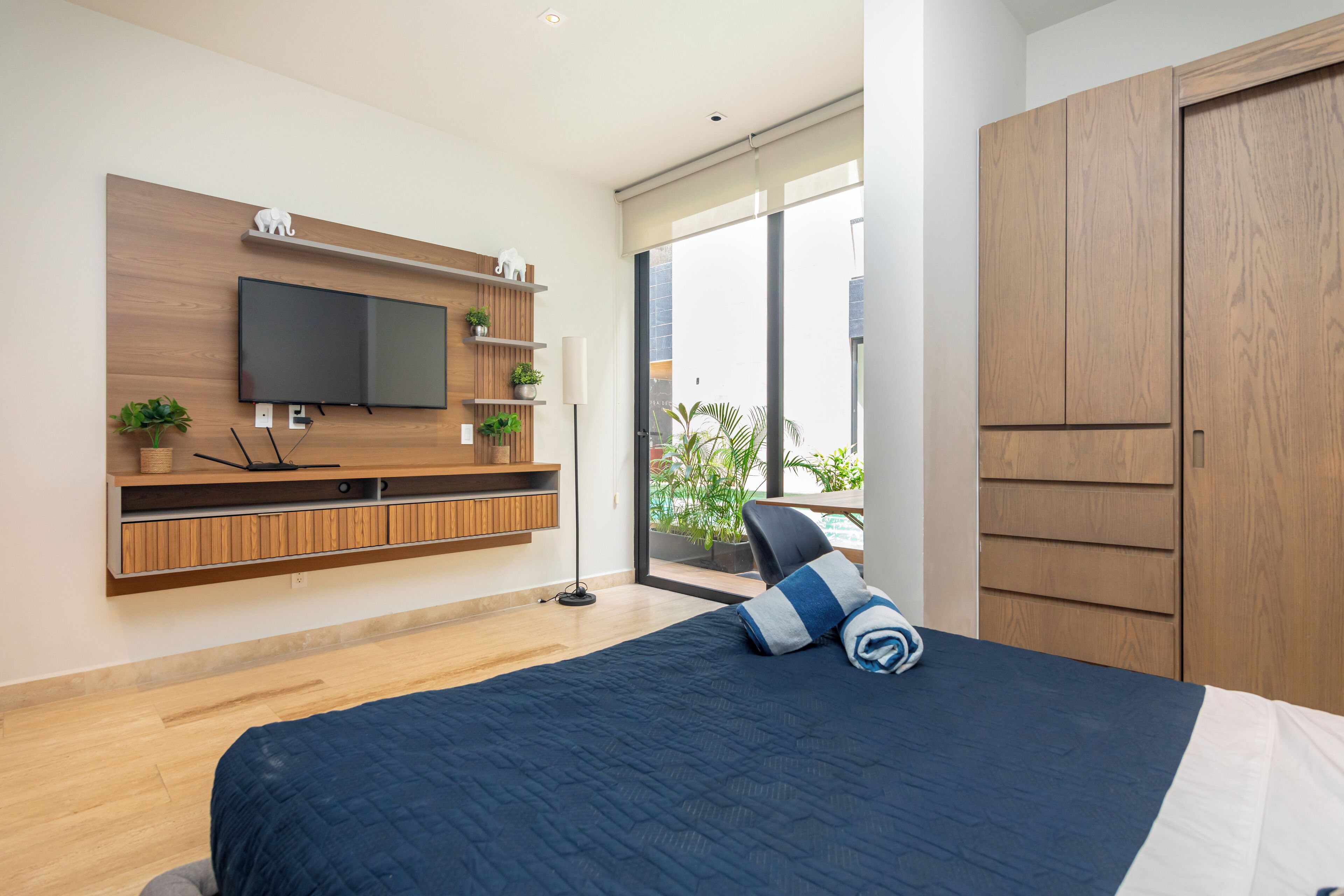 Classic Apart Daire | Ayrı ayrı dekore edilmiş, dizüstü bilgisayar çalışma alanı 