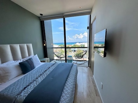 Apartamento Deluxe, balcón, vistas al mar | Decoración individual y espacio para trabajar con un portátil. Musa del Carmen By BoutiqueApartments MX
