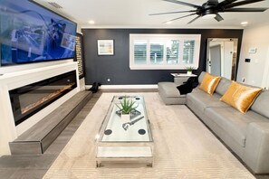 TV, fireplace - Magazine like huge home w/ pool city center/parks (Orlando)