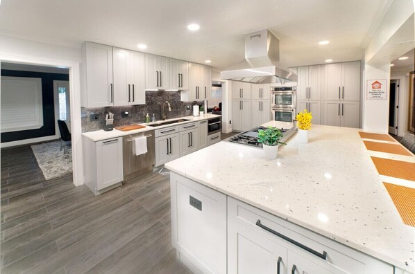 Fridge, microwave, oven, stovetop - Magazine like huge home w/ pool city center/parks (Orlando)