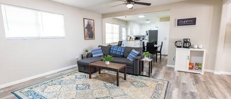 Smart-TV, Kamin, Tischtennisplatte