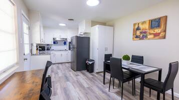 Geladeira, micro-ondas, fogão, cooktop