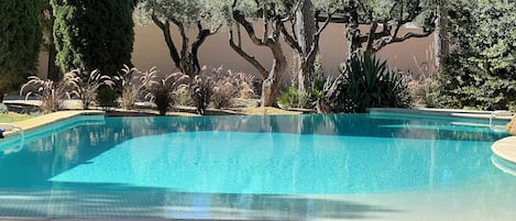 Alberca al aire libre y alberca climatizada