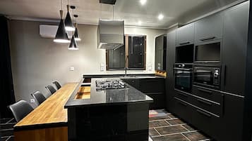 Geladeira, micro-ondas, fogão, cooktop