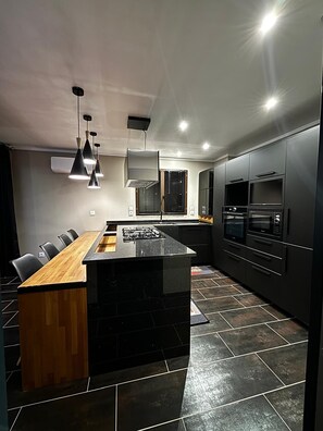 ثلاجة، ميكروويف، فرن، موقد طهي مسطح