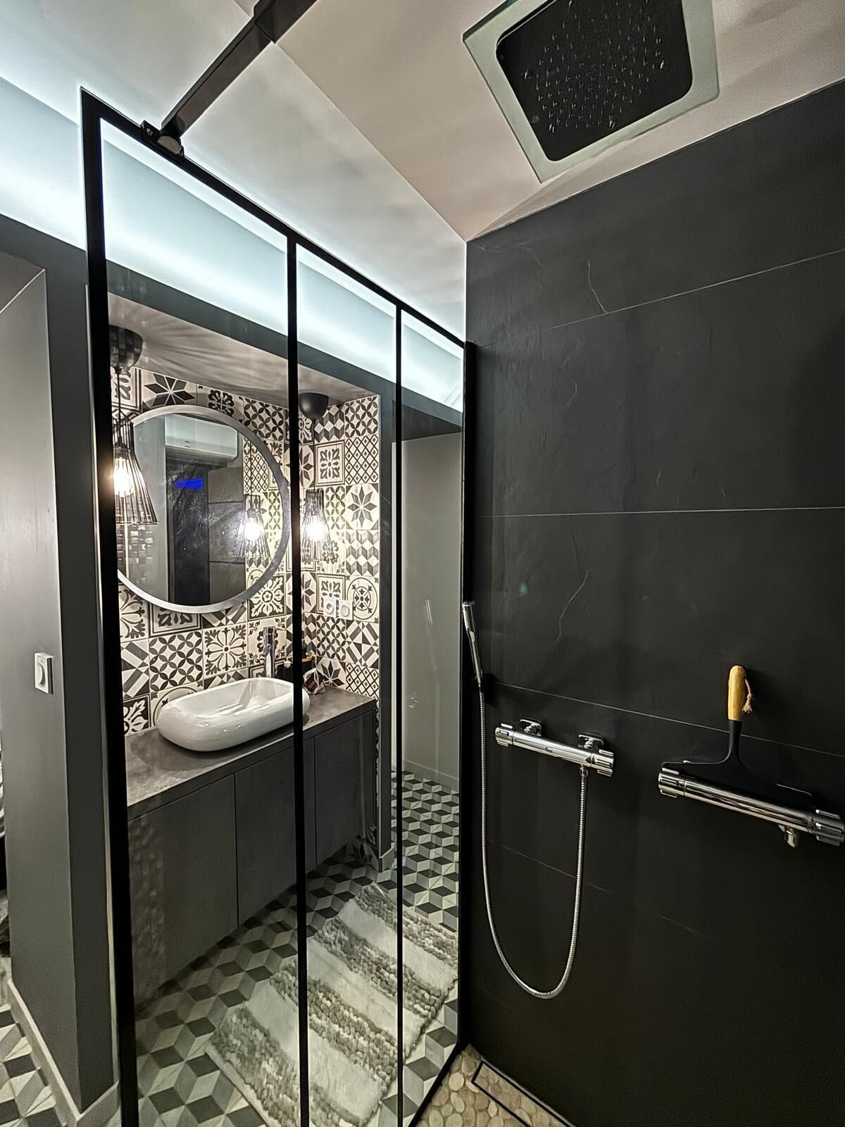 Douche, sèche-cheveux, serviettes fournies