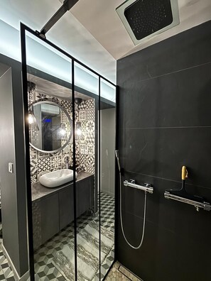 Een douche, een haardroger, handdoeken