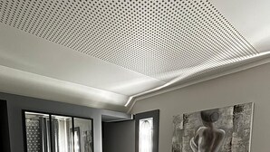 A modern bedroom with a large bed, a mirror, and a painting on the wall. - Le Splendide !!!!! (Lévignacq)