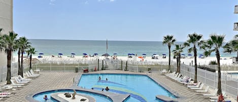 Una piscina cubierta