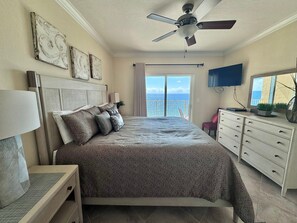 Condo, Plusieurs lits, baignoire à remous (Crystal Shores West 707) | 2 chambres, décor unique, ameublement unique, literie fournie