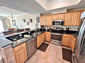 Apartamento, varias camas, bañera de hidromasaje (Crystal Shores West 707) | Cocina privada | Frigorífico, microondas, horno y placa de cocina