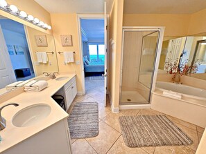 Διαμέρισμα (Condo), Περισσότερα από 1 Κρεβάτια, μπανιέρα με υδρομασάζ (Regency Isle 501) | Μπάνιο | Πετσέτες
