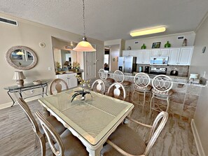 コンドミニアム ベッド (複数台) スパ浴槽 (Regency Isle 703) | 2 室のベッドルーム、客室ごとに異なる装飾、客室ごとに異なるインテリア、ベッドシーツ