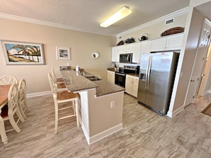 Condo, Plusieurs lits, baignoire à remous (Regency Isle 704) | Cuisine privée