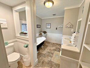 House, Multiple Beds, Patio, Garden View (Escape On The River) | Bathroom | Towels