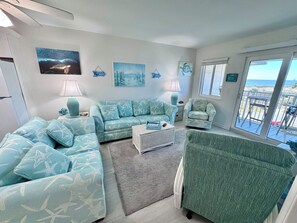 บ้านพัก, หลายเตียง, ระเบียง, วิวทะเล (Gulf Shores Plantation 1305) | บริเวณนั่งเล่น