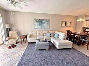 Condo, várias camas, sacada, vista para o campo de golfe (Sweet Tee at Cypress Point A104) | Área de estar