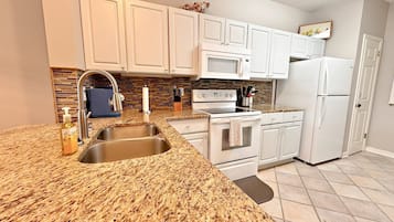 Apartment, Mehrere Betten, Balkon, Blick auf den Golfplatz (Sweet Tee at Cypress Point A104) | Eigene KĂŒche