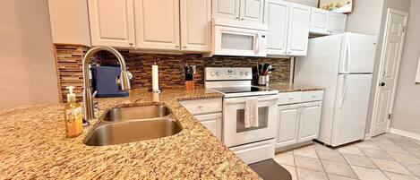 Condo, Plusieurs lits, balcon, vue sur le terrain de golf (Sweet Tee at Cypress Point A104) | Cuisine privée | CafetiÚre-théiÚre